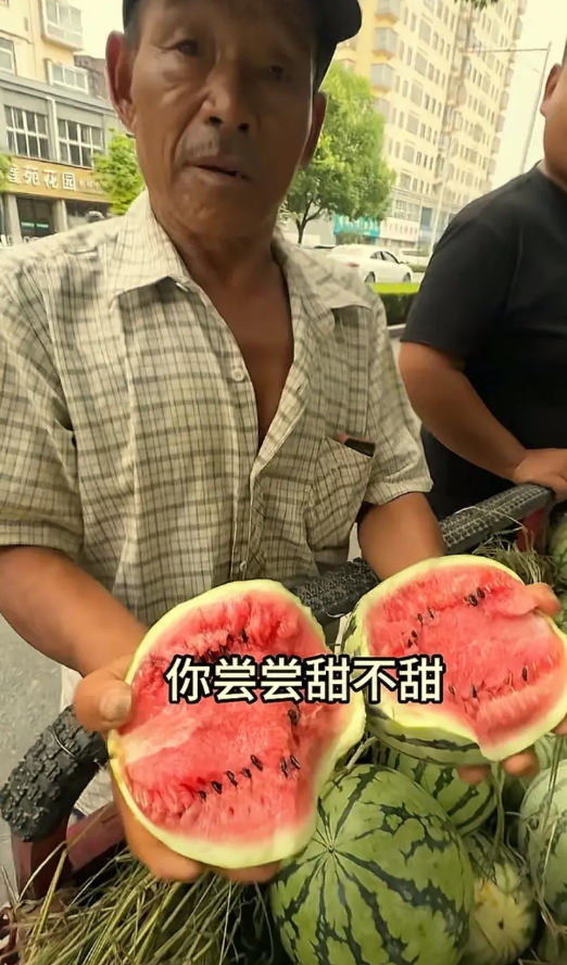 在百果园买了一个麒麟西瓜，10来斤重，花了68块钱。而一个博主在路边买了一整车西