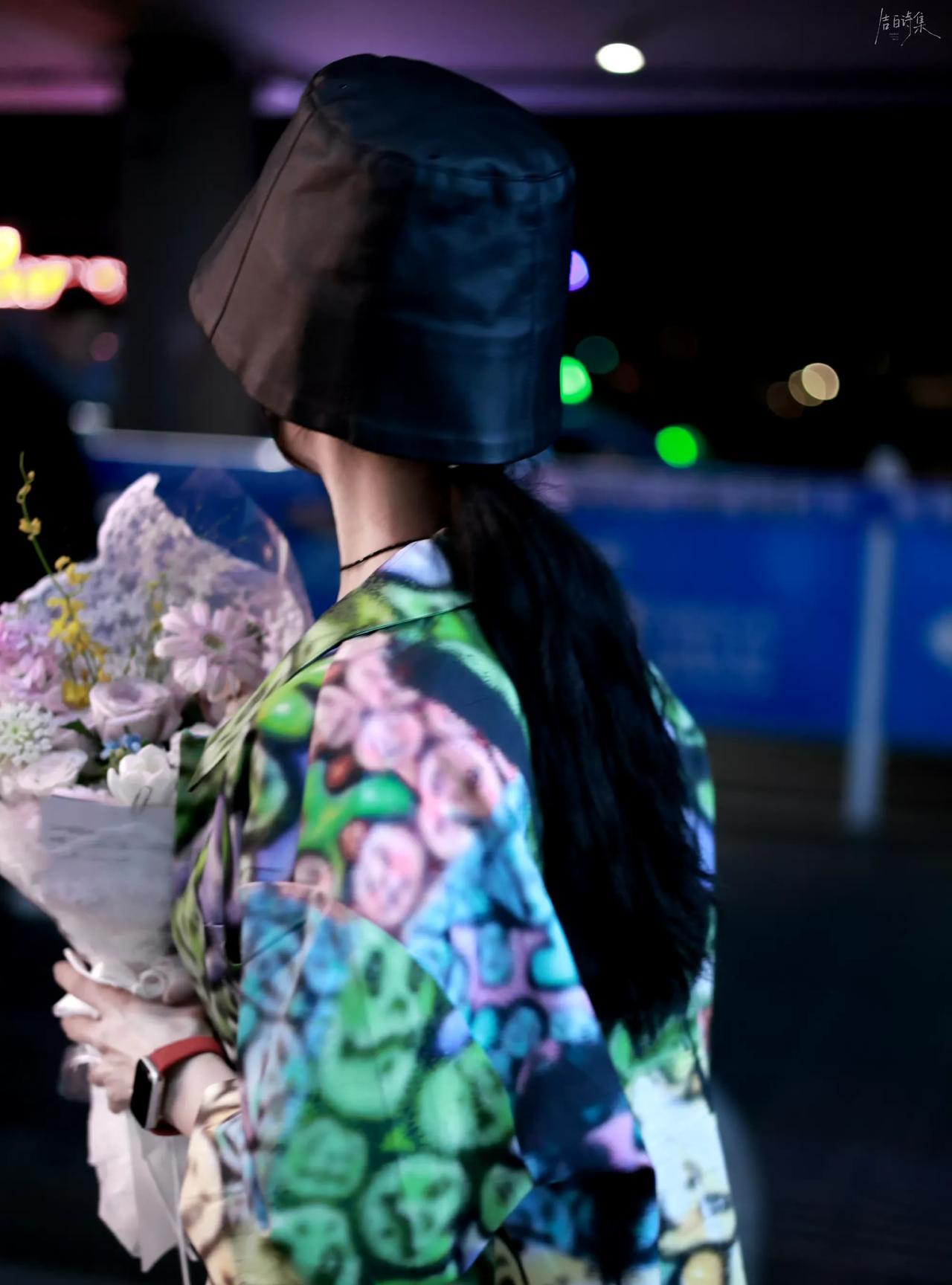 她这是又翻红了？37岁离婚带娃，复出还能迅速翻红，她的资源也太好了。不愧是名校高