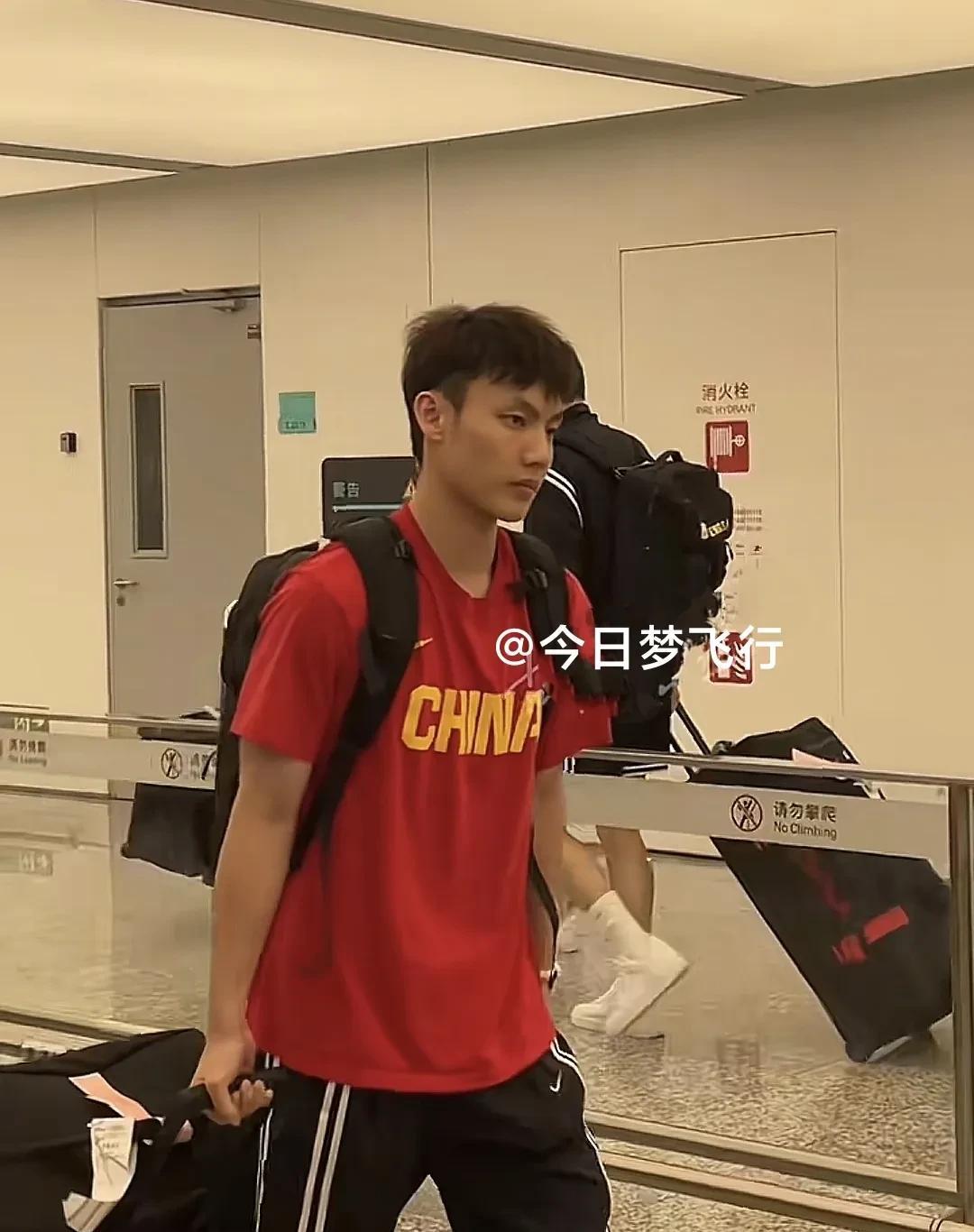 广东三虎将抵达杭州，在机场胡椒仔仰望小蛇！昨晚中国男篮落地杭州，广东三虎将徐杰
