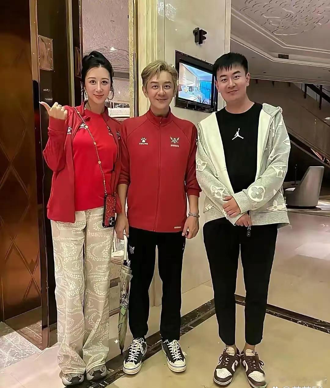 56岁陈浩民和老婆蒋丽莎入住一家豪华酒店，他这次露面状态非常差，整个人瘦到脱相，