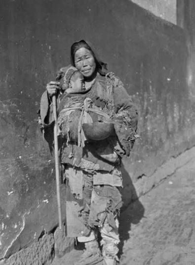 1949年，湖南平江解放后，有一个乞丐模样的妇人，径直走进了县委大院，当门口的守
