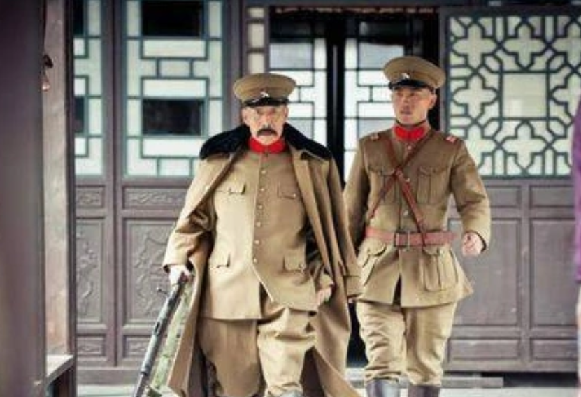 1894年，张作霖去于六家喝酒，中途于六去放水，谁料于六的小老婆二兰子竟然直接扑
