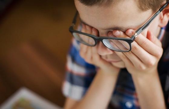 近视能防能控，但不能治，这句话很多人没听懂！ 如今，几乎每个孩子都有近视，而