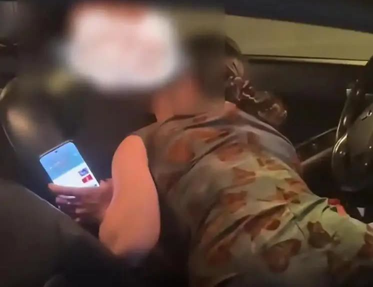 男子在车上出轨被抓现行，妻子看到小三后无语：那么老他也不放过
