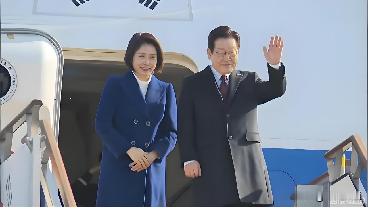 李在明这操作，属实生猛。带着二百多号人的外交排场，硬是蹲在北京菜市场里，拿起