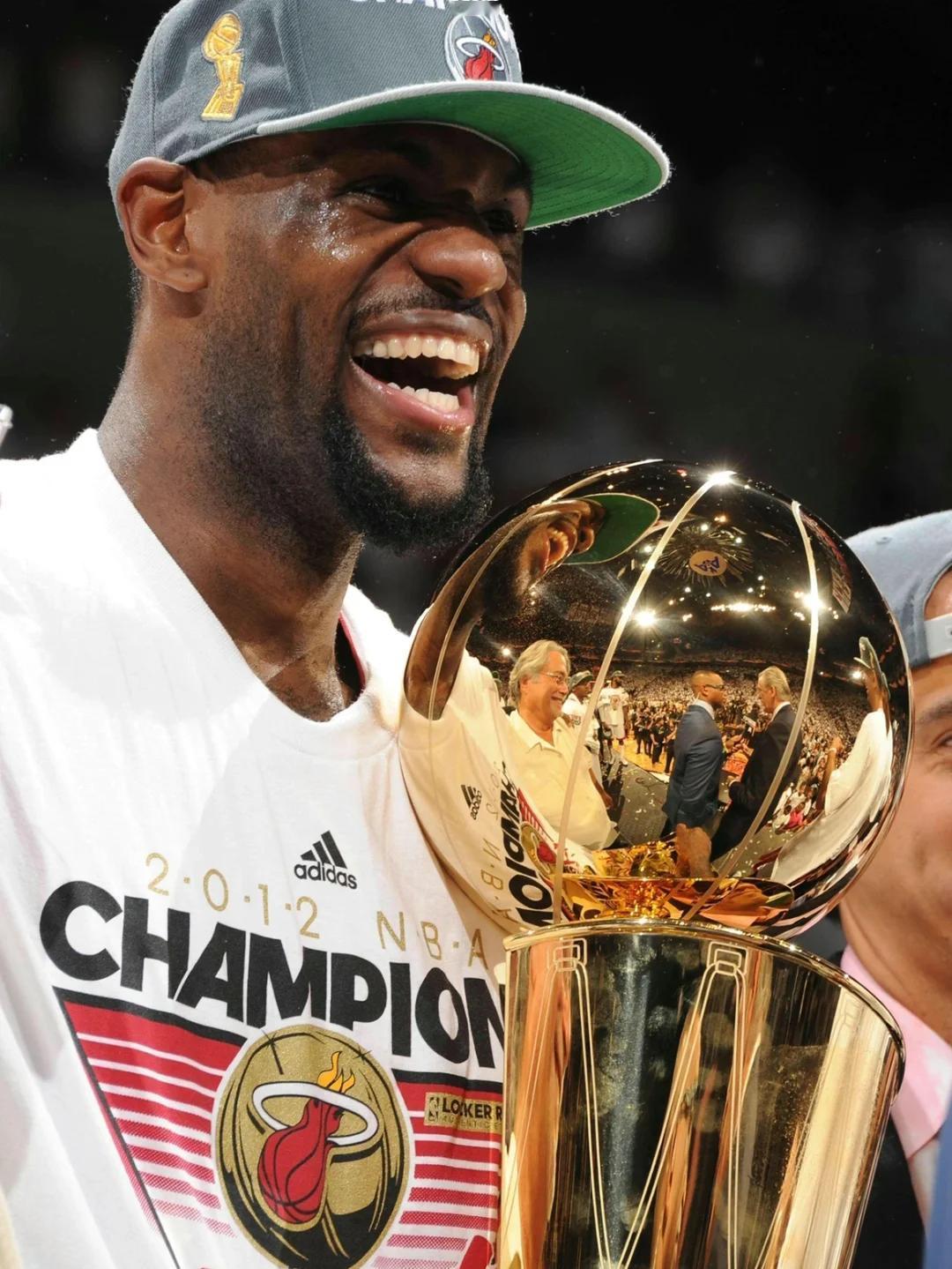 詹姆斯其实一直在潜伏，他认为今年湖人有最好的夺冠机会，他一直在保存体力，让东契奇