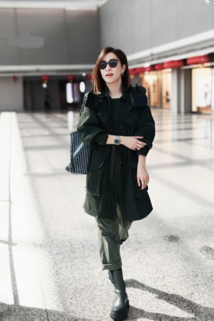 今天佘诗曼现身机场，她这回搭配了一件卡其色的衣服，看上去特别的有范儿。佘诗曼