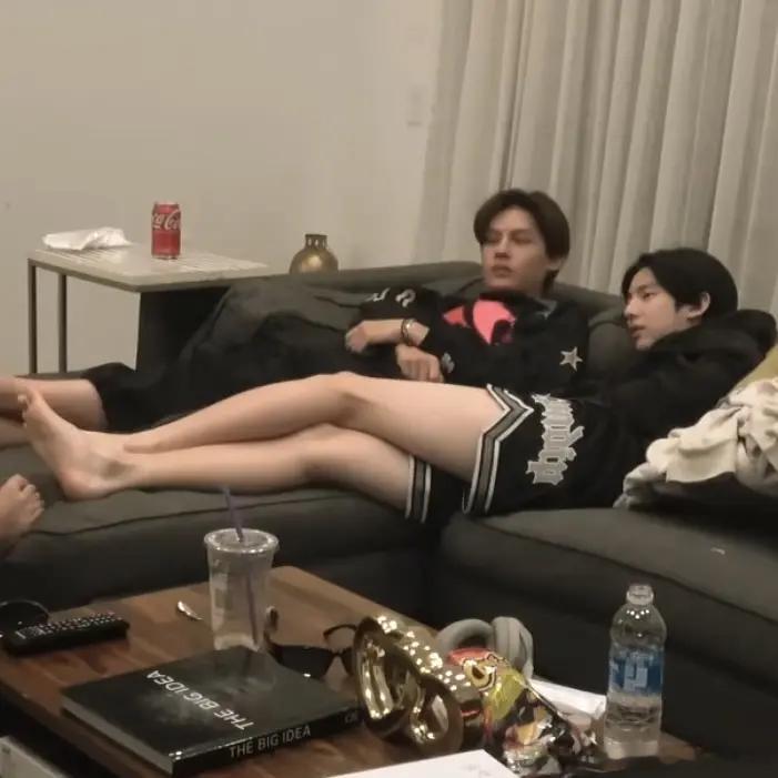 现在的韩国六代男爱豆就这样大方的给粉丝看内裤这是在引导什么​​​