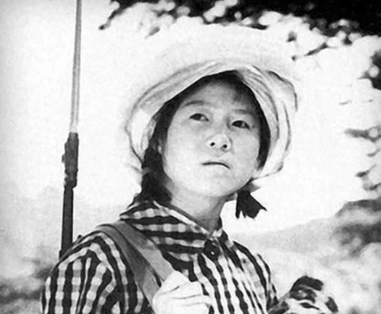 1975年，位于我国湖北神农架，几个农村妇女在忙农活。其中一个妇女因为内急跑到附