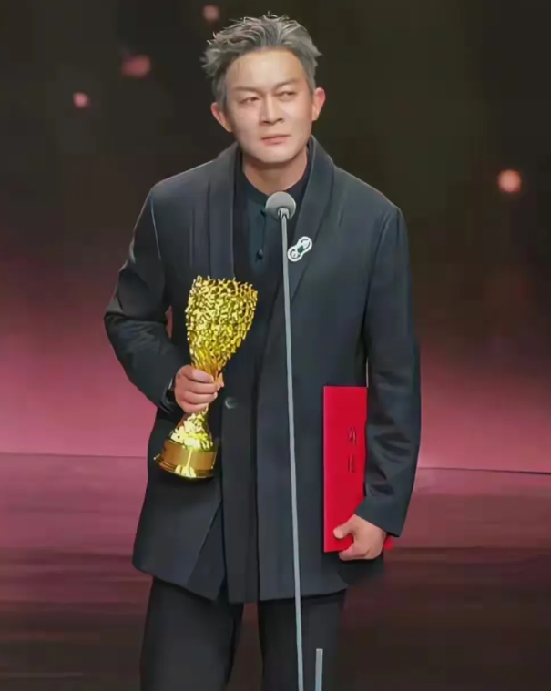 杨志刚获金树林年度男配角现场幽默发言：我一直按主角演的[呲牙笑]金树林奖颁奖现