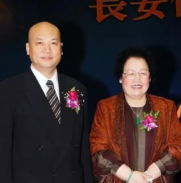 1992年深夜，迟重瑞轻声说：“董事长，咱们要个孩子吧。“陈丽华却柳眉一竖：“迟