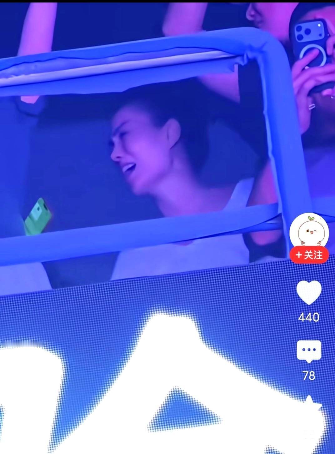 鸟巢四万人的演唱会，他突然朝包厢挥手，镜头一转，王菲刷地一下脸红了。一首《玉
