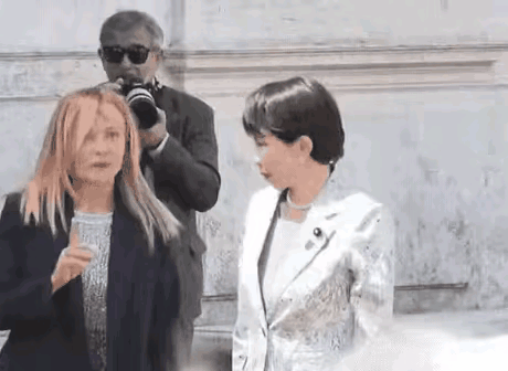G7法国峰会期间，一组抓拍镜头在网上传开了，堪称本届峰会最精彩的"无声外交"——