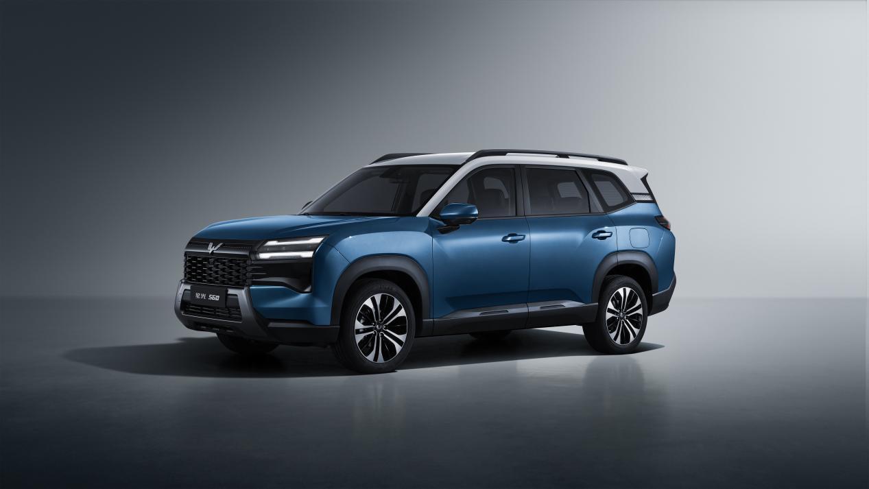 整整5年了，五菱没有忘记自己要做一台硬派的车，至少样子很硬派[滑稽笑]