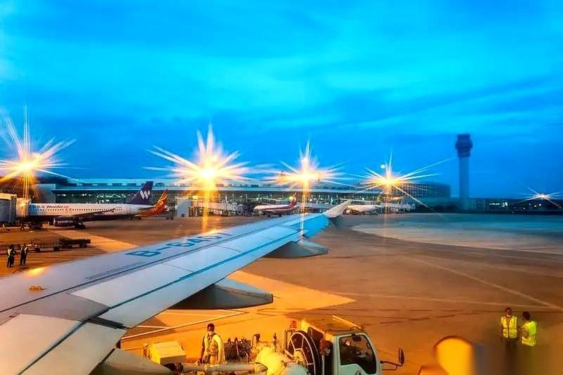 全世界的飞机，都开始扎堆往海南飞。不是来旅游的。是来“看病”的。海口那个一站