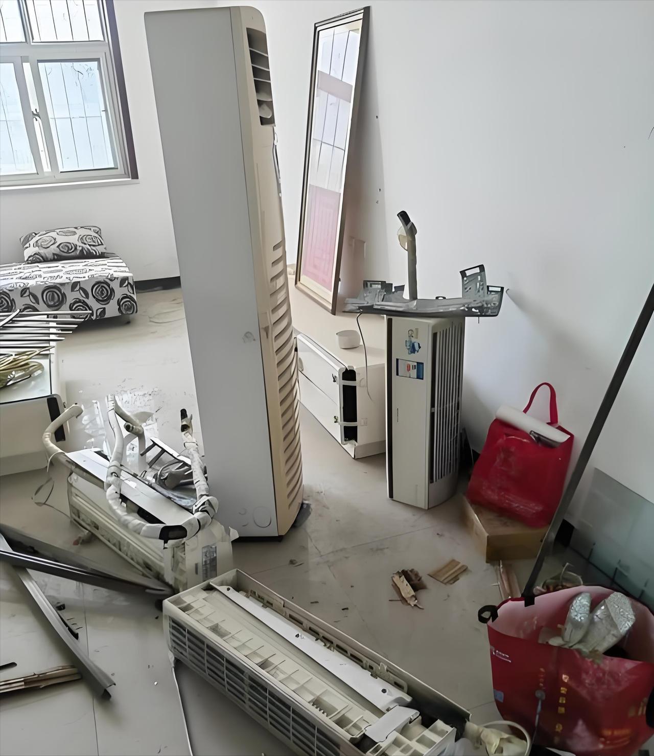“想钱想疯了！”四川成都，一男子全家出去旅游，回来时发现，家里一片狼藉，三台空调