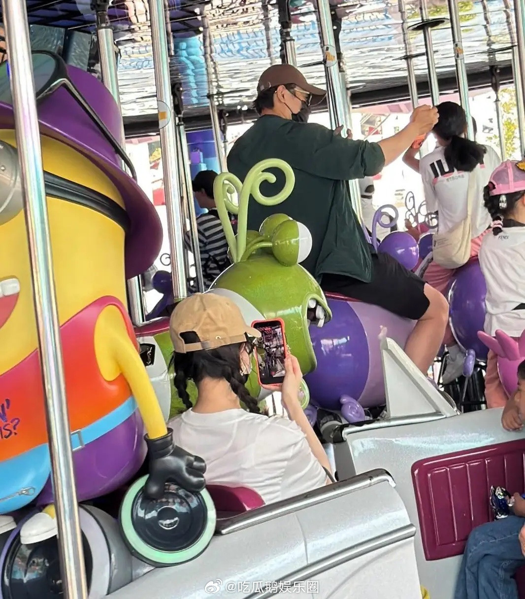 唐嫣罗晋陪女儿现身新加坡环球影城游玩，唐嫣身穿白色上衣配鲜黄色裤子，她扎着两条麻