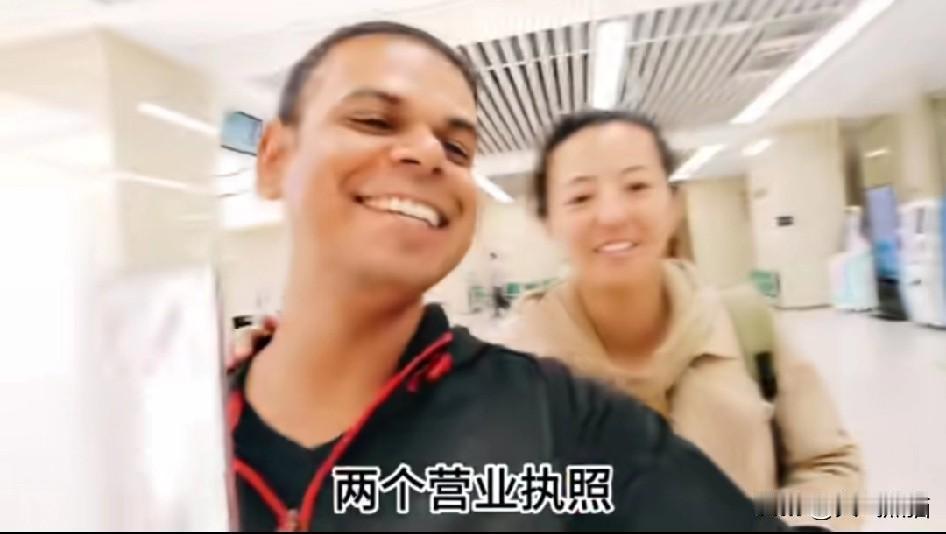 这位印度小哥在国内的两家饭店营业执照顺利的办好了，他和国内的妻子非常高兴，因为办