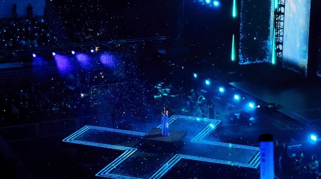 一样是《最好的我们》路星河邀请耿耿当嘉宾，他的应援色是黄色，但她一上场，全场却亮