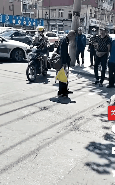 孙女当众扇爷爷耳光，这哪是大逆不道，简直是人性扭曲！光天化日之下，红衣女孩左右开