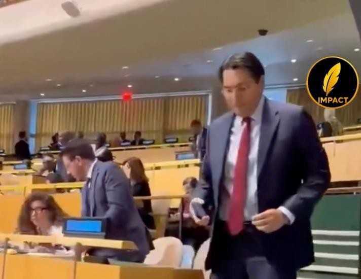以色列常驻联合国代表达农在联大现场带头愤然离席，而这位离席者正是六年前掏出《圣经》高喊&34;这就是