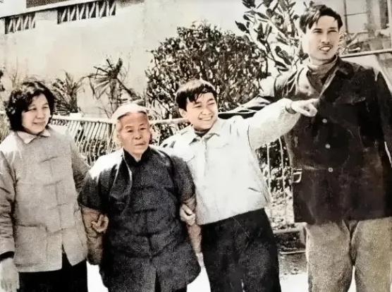 1970年，上海知青林小兰遭遇难产，生死关头，邻居老太救了她的命。10年后，林小