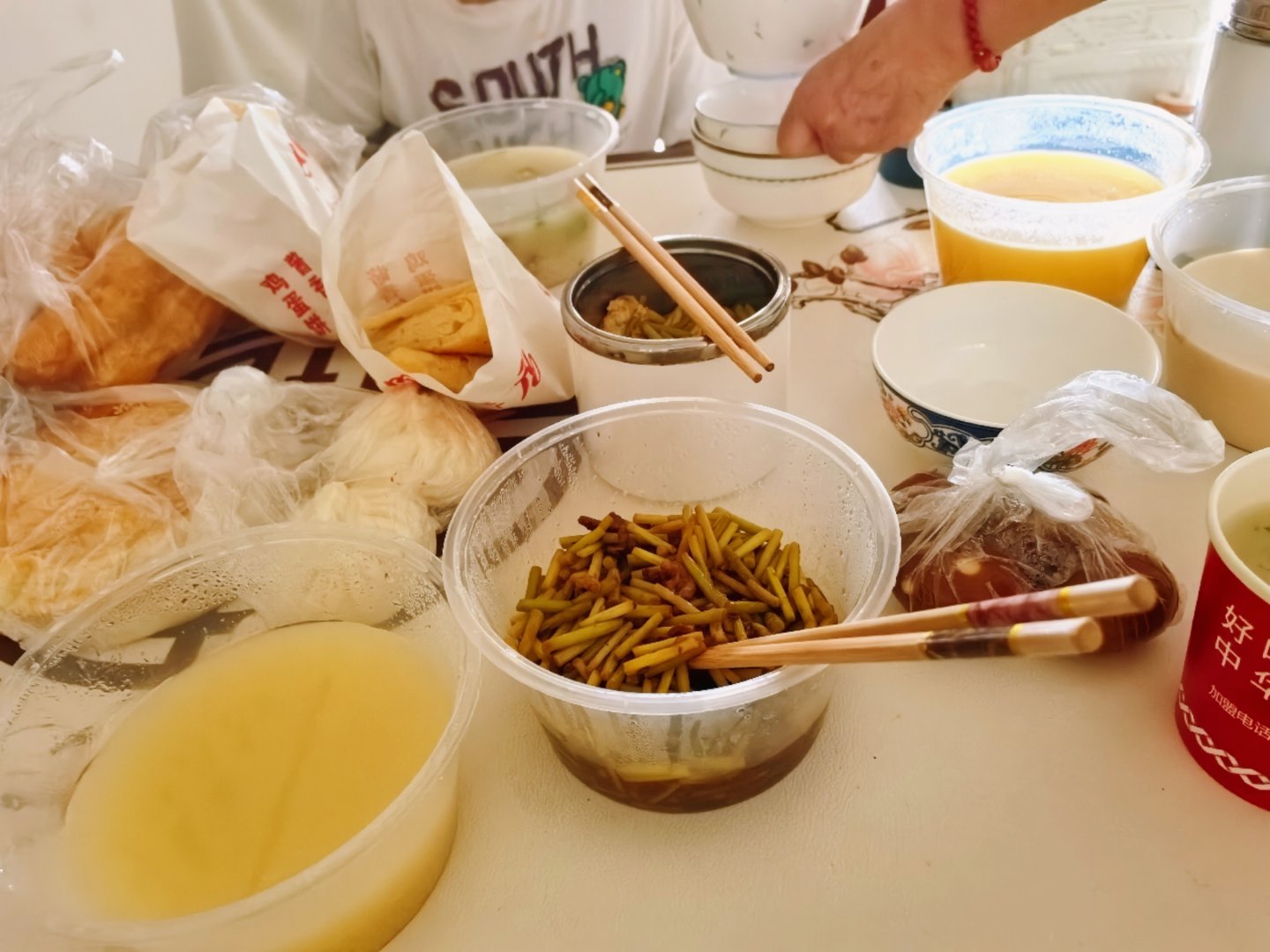 哪有人早餐吃这么多东西的，而且还是十点钟的早餐