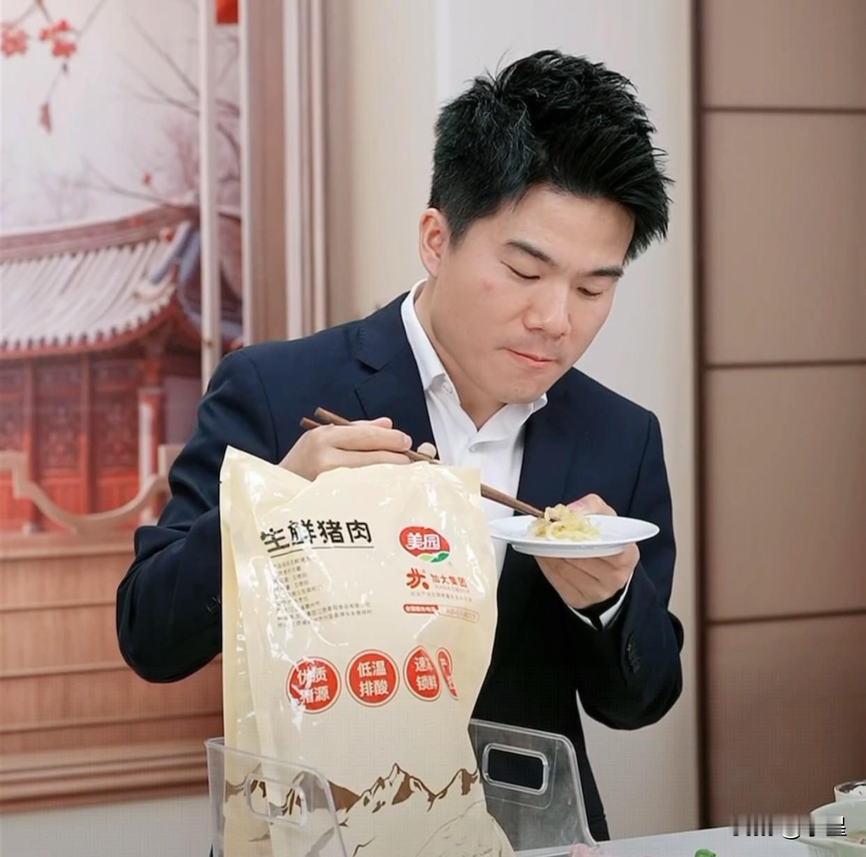 今天董宇辉直播时跟个魔童一样[笑着哭]先吐槽自己妈妈后吐槽自家厨房[捂脸哭]说