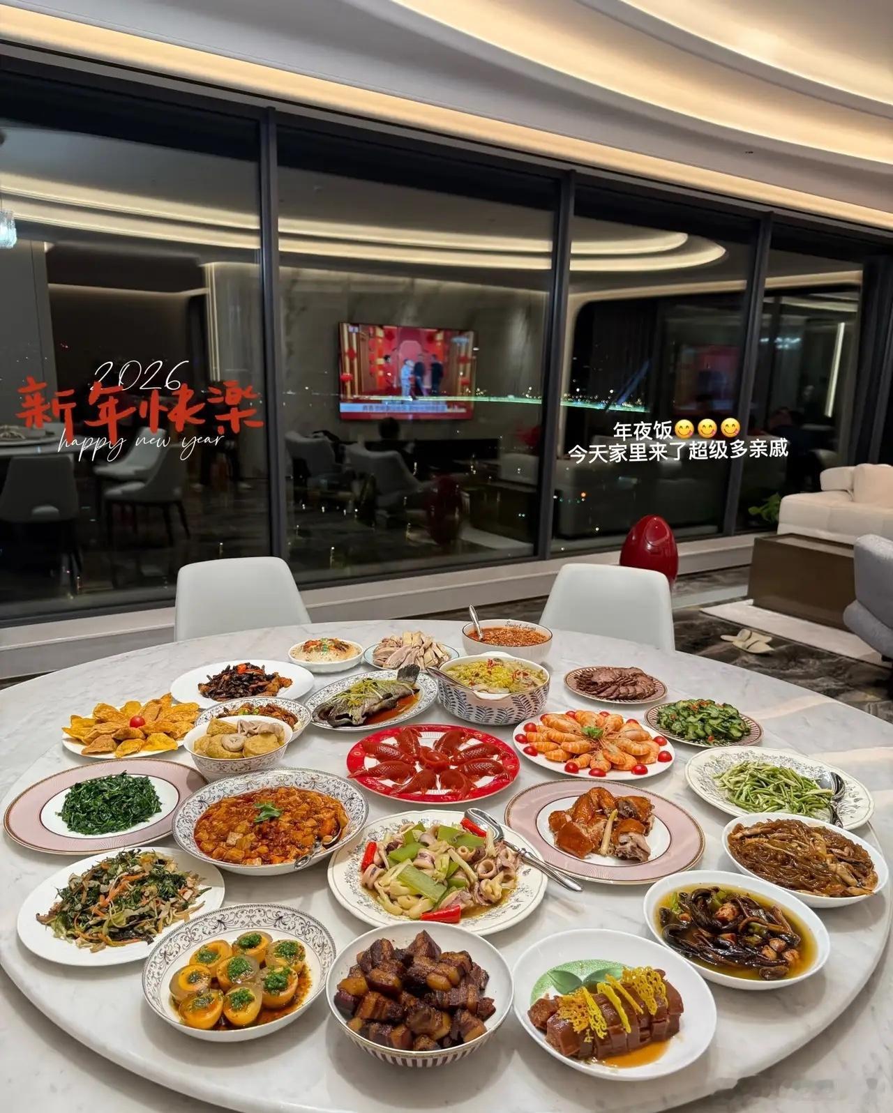 潘玮柏老婆宣云晒出新年照片，一大家子吃年夜饭，好温馨啊！她家真的好大，不愧是天王