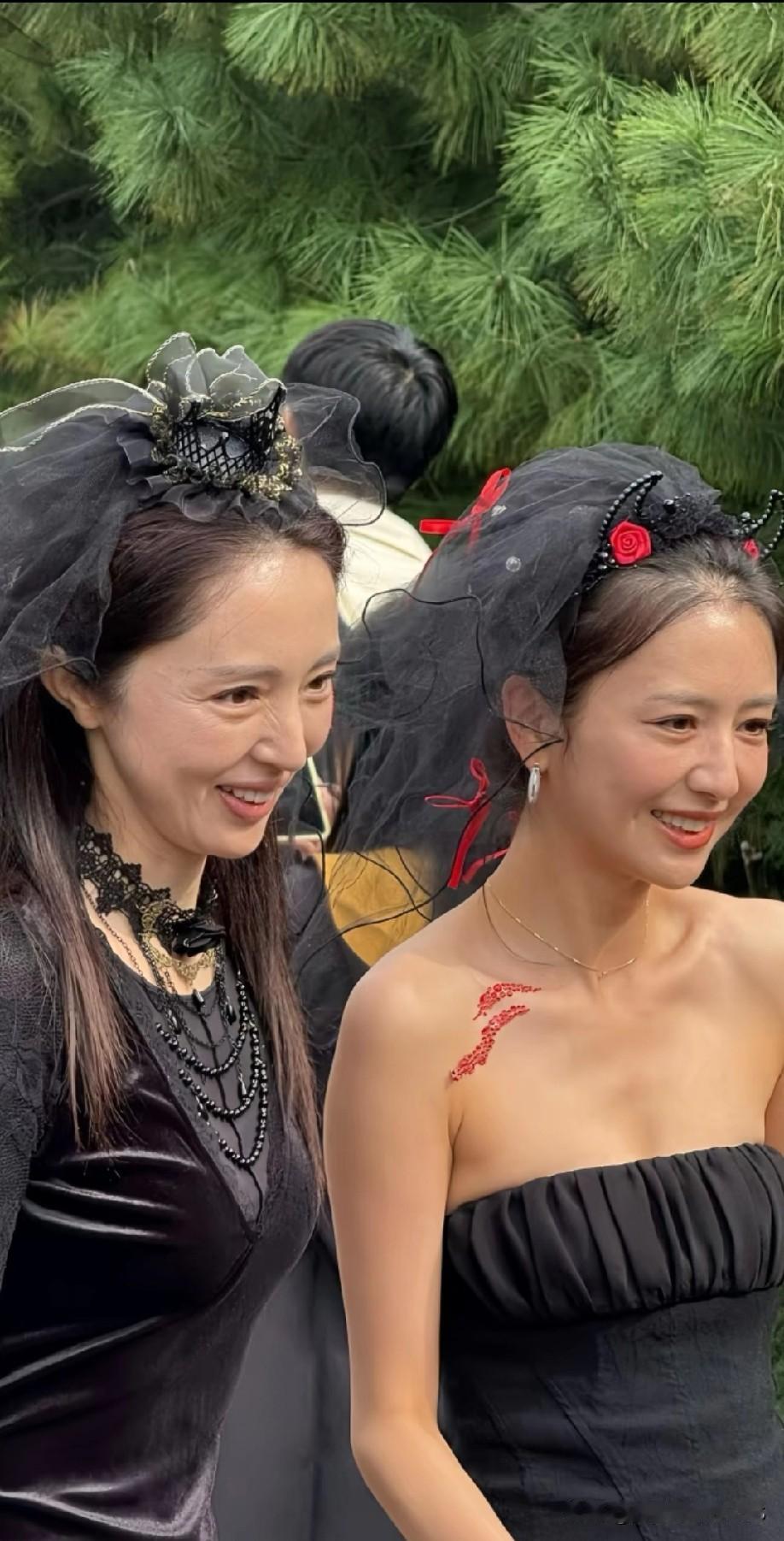 真没想到！电视上美翻的董璇，私下也会有皱纹，不过五官还是超能打～东北姑娘皮肤白嫩