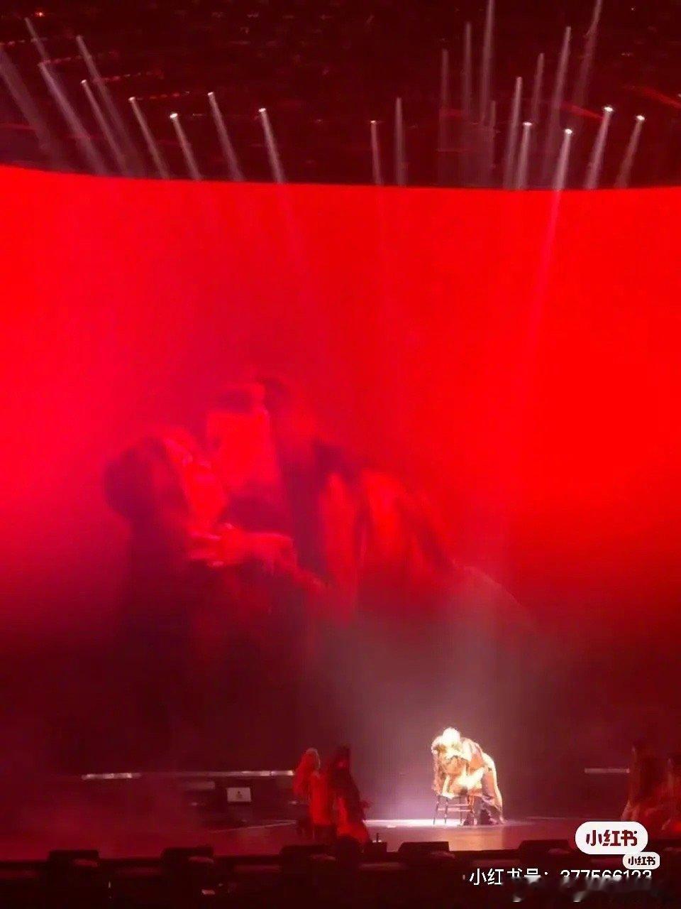 虞书欣生日会虞书欣和伴舞亲了，是在麦gl吗？