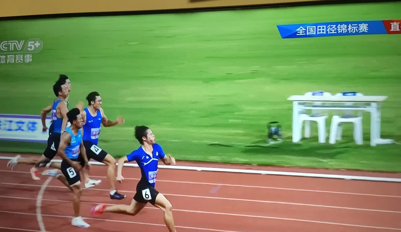 邓信锐已经预定了下一个百米破百的席位，成为中国男子百米短跑第三人！起跑就领先
