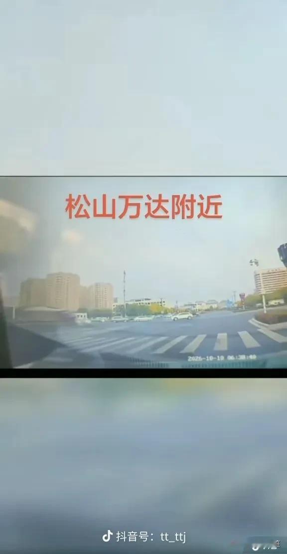 这应该是第一视角的赤峰万达渣土车侧翻事故吧？17岁女孩她多无辜啊，从视频里看，白