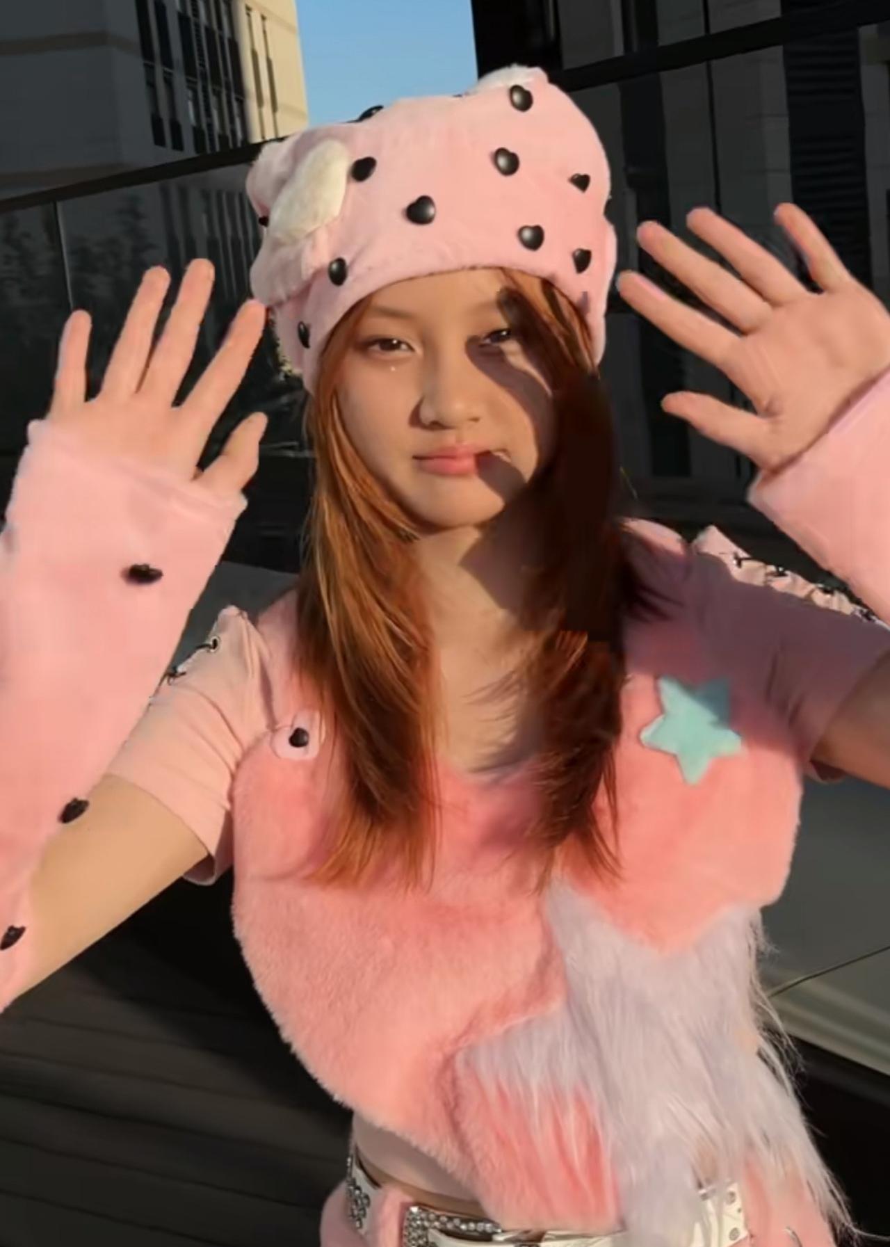 李小璐甜馨母女跳舞，更像两姐妹在跳舞李小璐晒出和女儿甜馨一起跳舞的视频，里面看