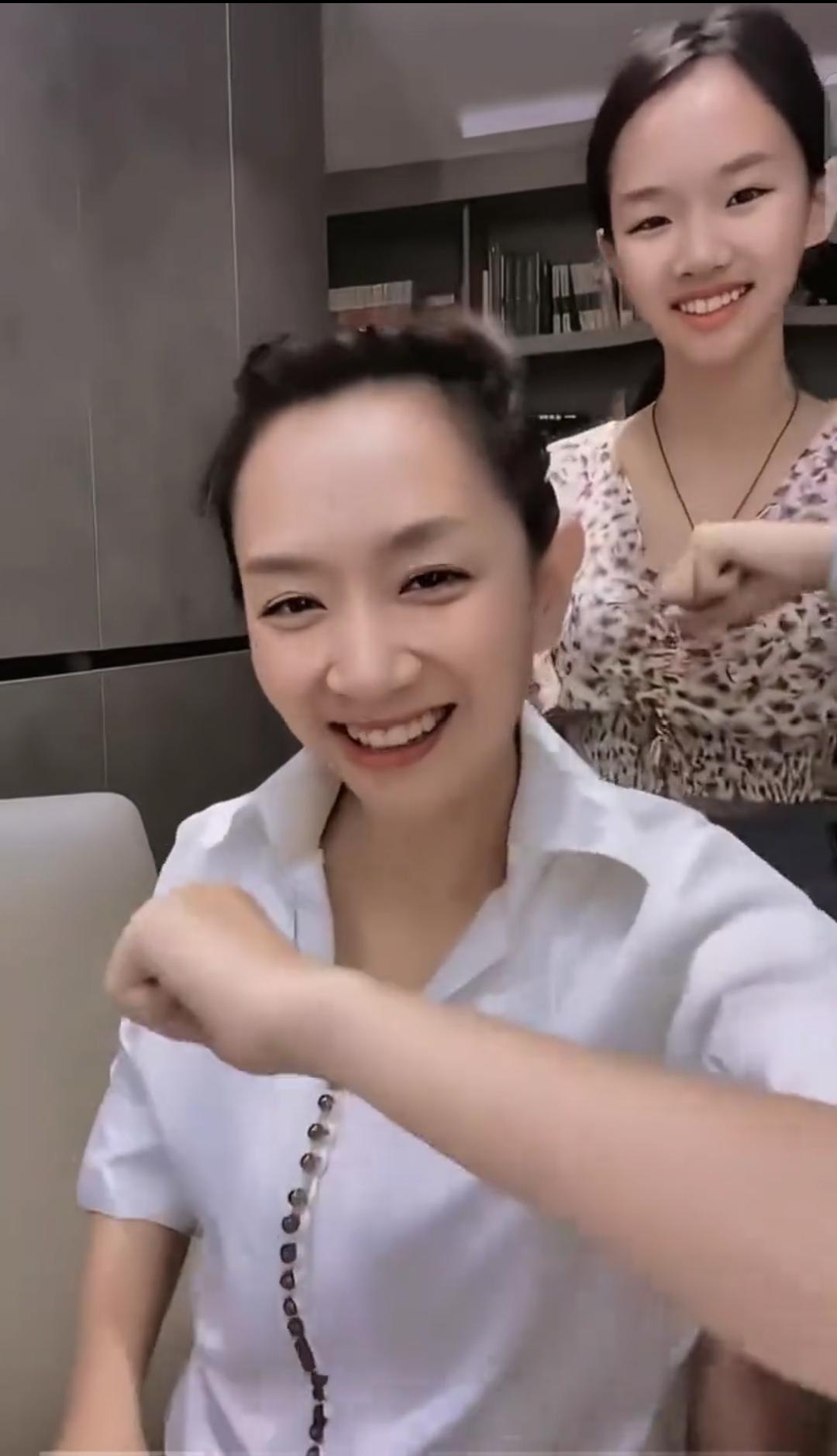 著名央视主持人王芳带着女儿也跳起了“胳膊舞＂，女儿清秀可人！难道“胳膊舞”会传