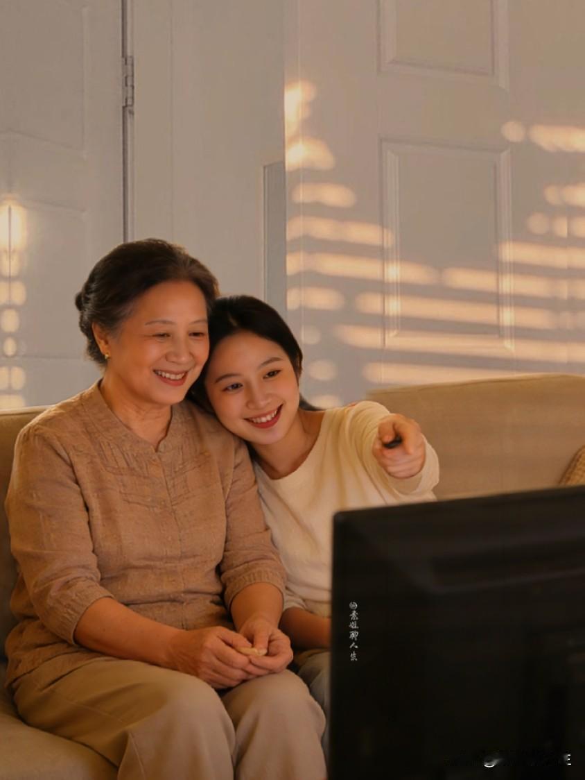 这样的婆婆多吗？吃午饭时，婆婆拿出早就准备好的红包，每个红包背面都写着祝福。