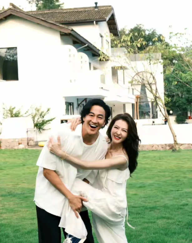 这个世界上我最想不通的人，就是何润东了，他都50岁的人了，结婚9年了，怎么和