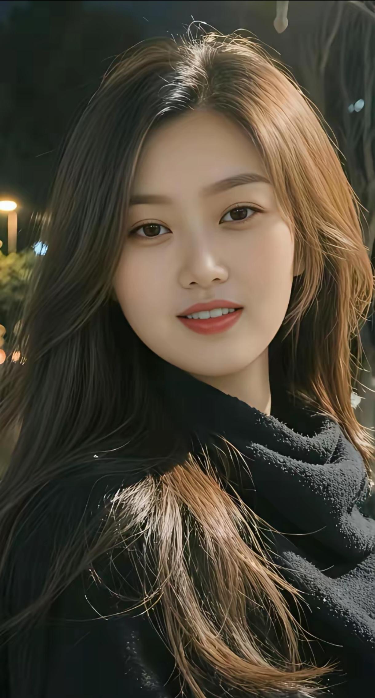 夜晚的温柔，长发飘飘，微笑如春风。温婉长发少女