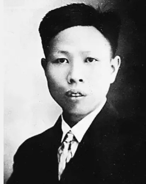 1950年，一个穿着破旧的妇女，带着9岁女儿到北京饭店见彭德怀，但她怯生不敢说话