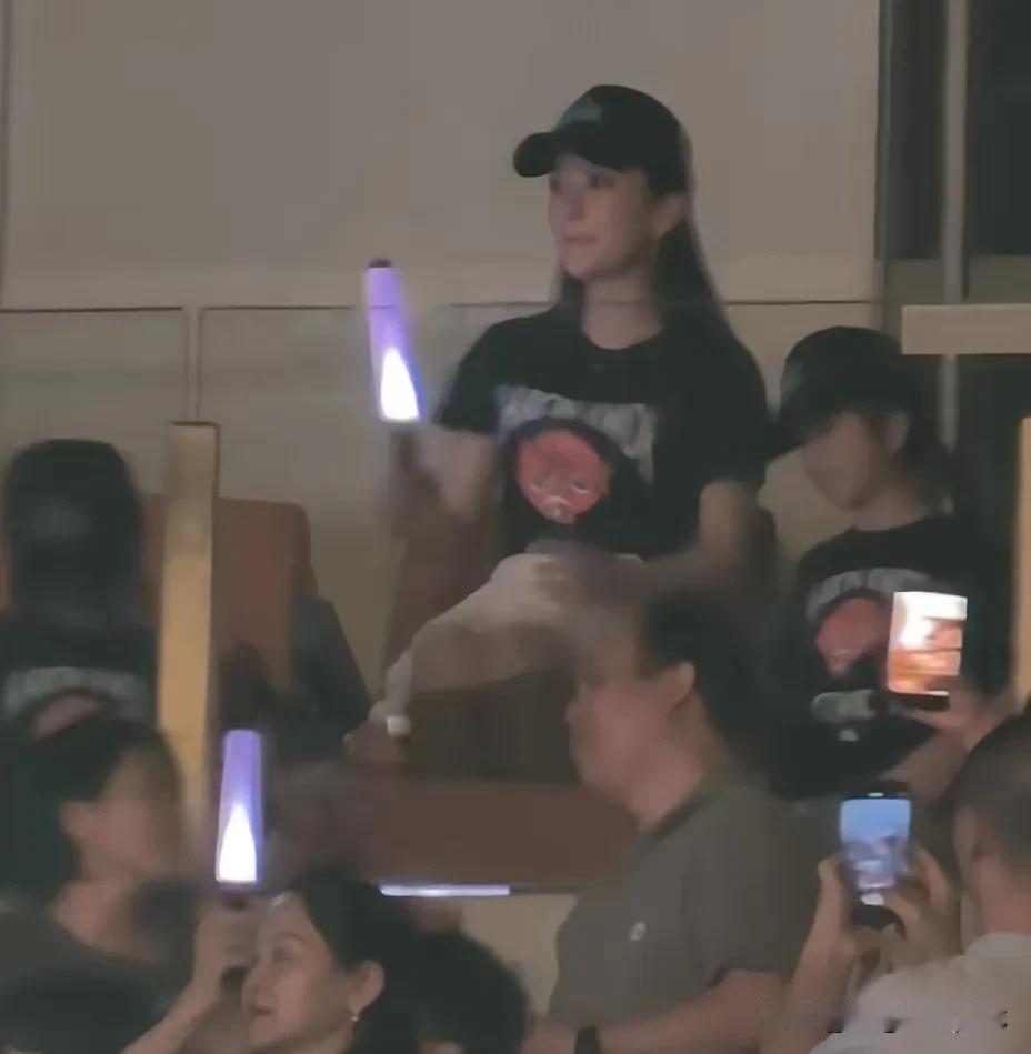 郭富城在深圳举办演唱会，妻子方媛带着父母前来现场支持。岳父坐在场馆最后一排，开