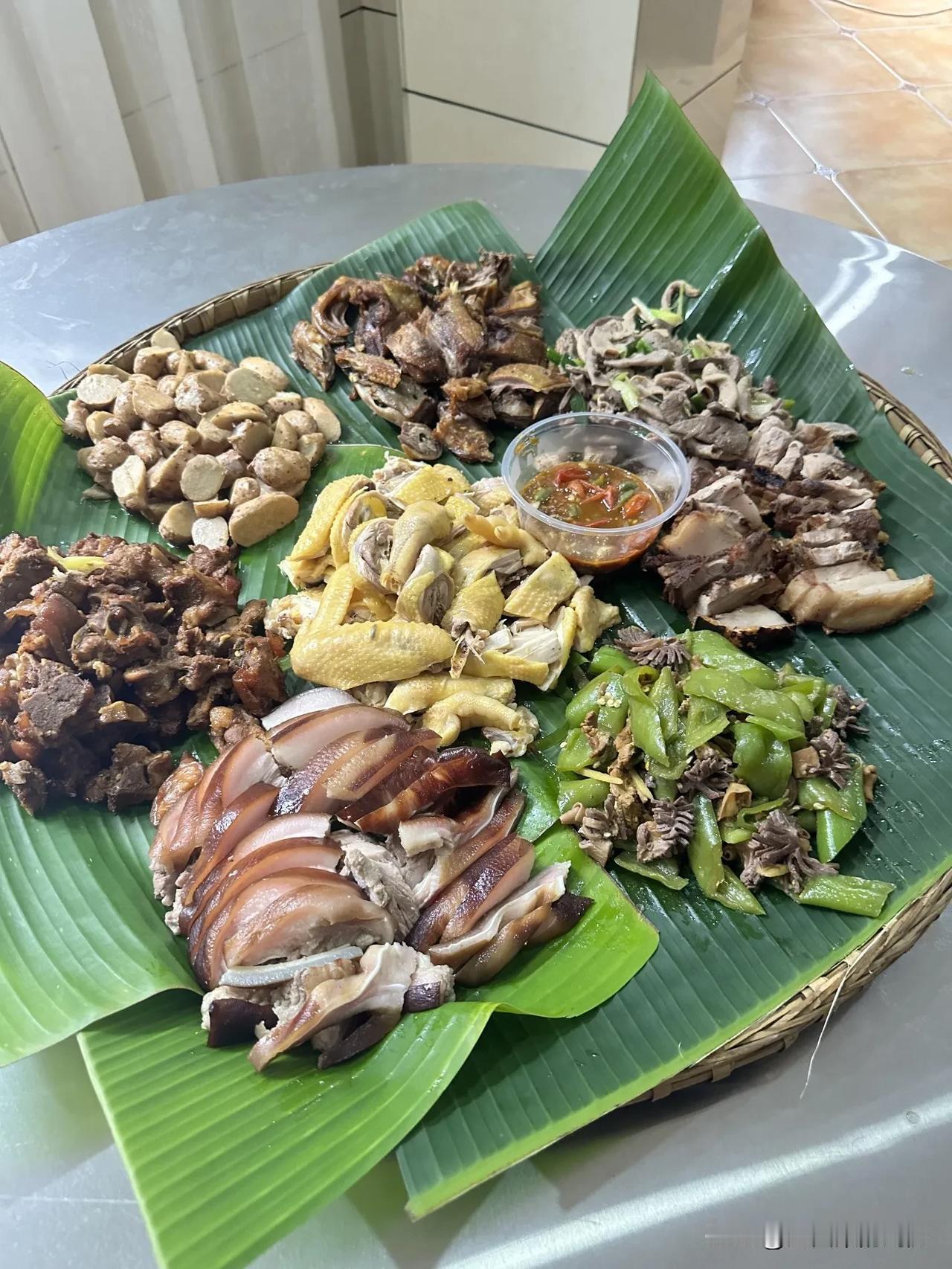 芭蕉叶大拼盘美食第一季来啦，这可太让人期待！我28岁了，头一回见广西三月三的美食