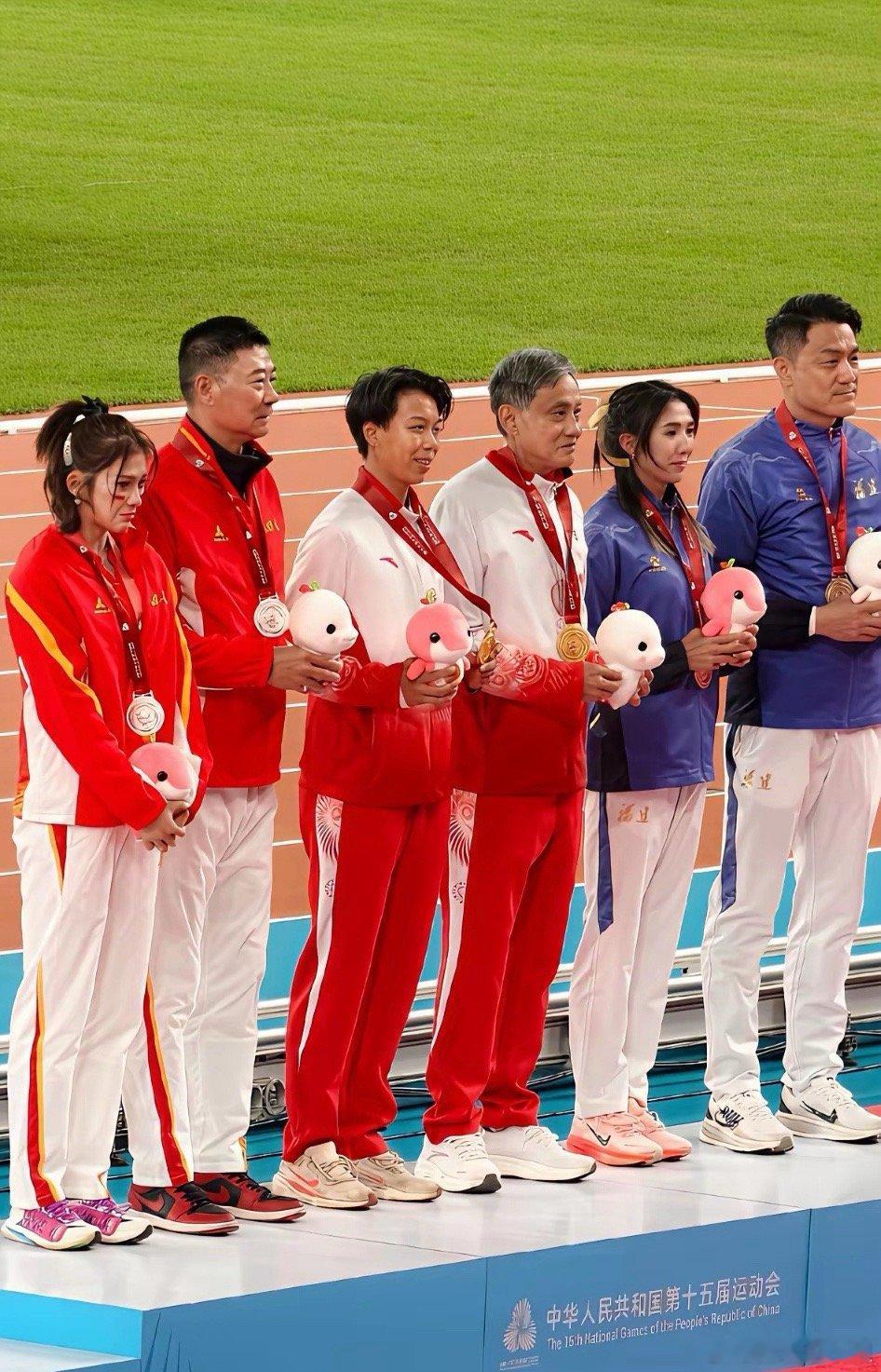 刘景扬让我感觉到了广东精神看她领奖时候的松弛一排6双运动鞋，她的最独特。三位女性