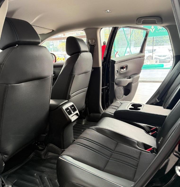 现在10万元的预算不仅能够买到轿车，也能够买到SUV，并且还能够买到一款全球型的