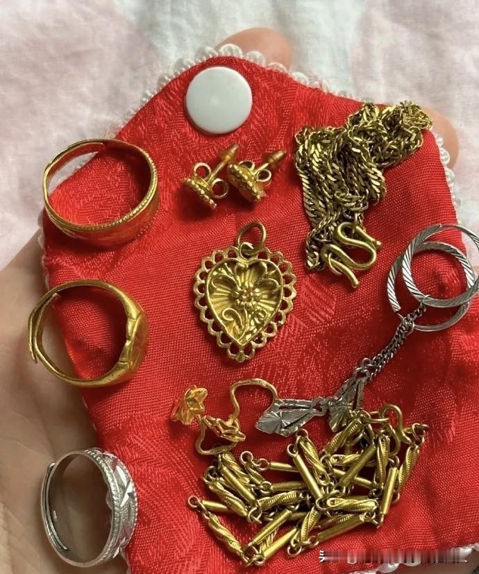 听我一句劝，手上有黄金的，现在真的可以考虑出手了，黄金这波行情已经到了顶峰，接下