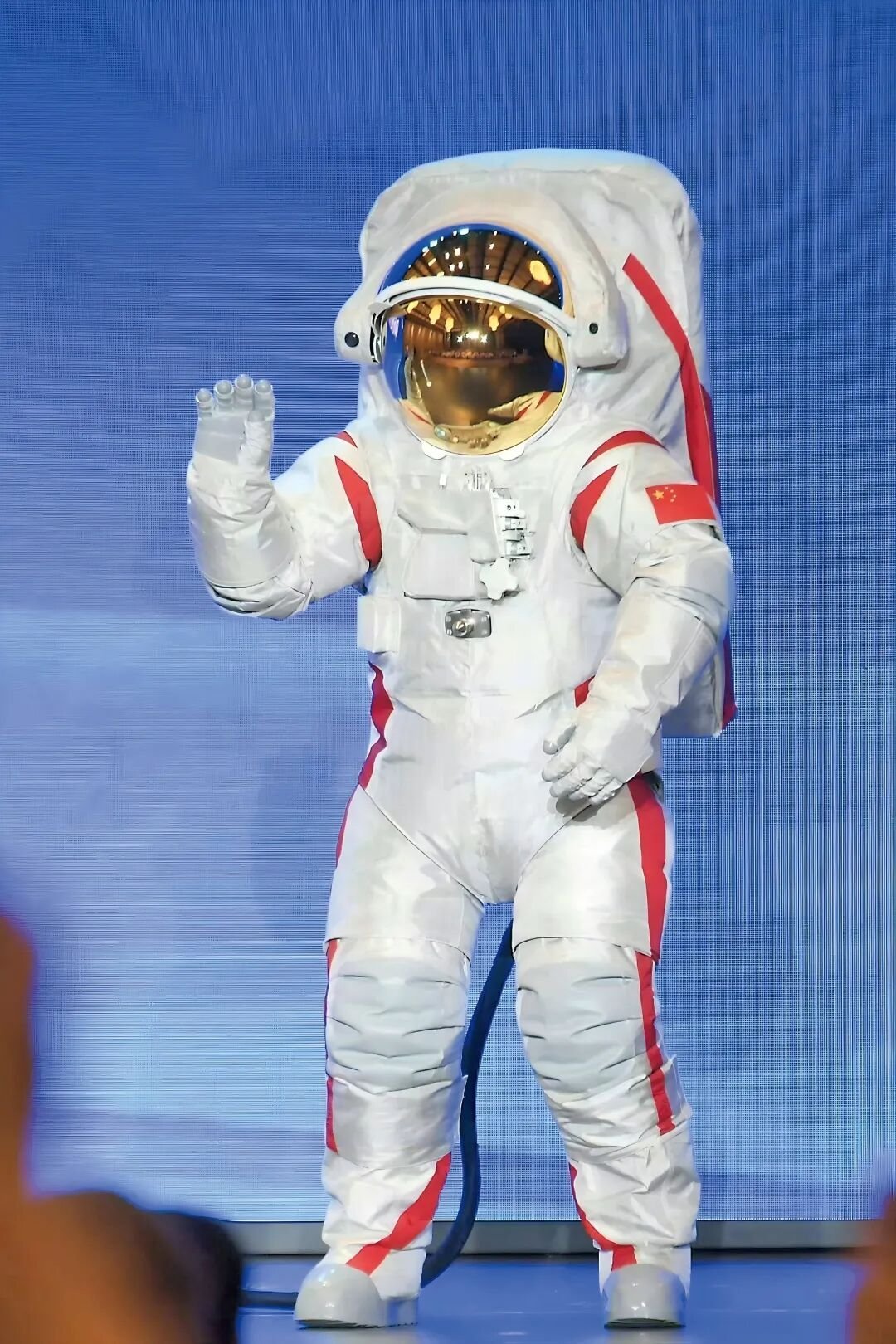 【我国登月服今年将转入正样研制阶段】据中国航天报介绍；今年，我国望宇登月服将完成