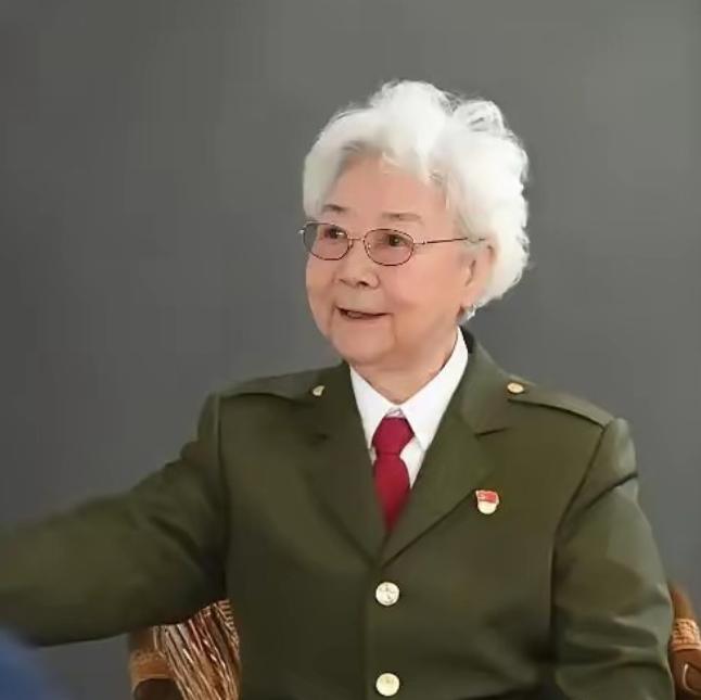一位获得国家最高荣誉、月收入三万块的离休干部，却在87岁时为了家人的医疗费用，四