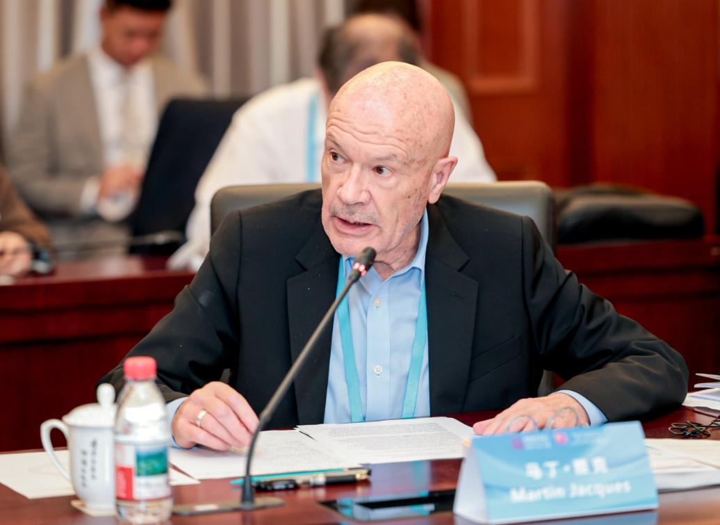 笑死，一个英国老头一句话把美国干沉默了。他说，一个靠战争发家、才风光了一百来年的