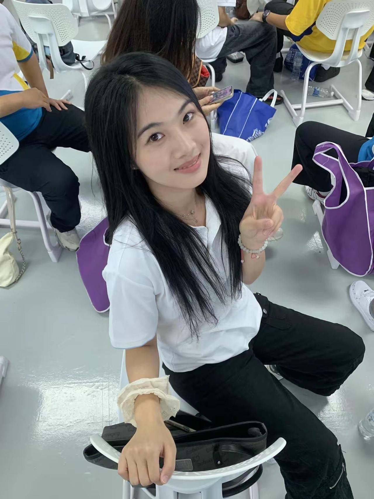 青春洋溢的校园时光，微笑比V，快乐无限！😊📸