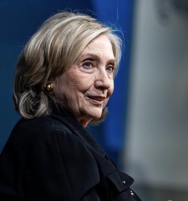 2月14号，慕尼黑安全会议上，来了个特别的客人。78岁的希拉里·克林顿，往台上一