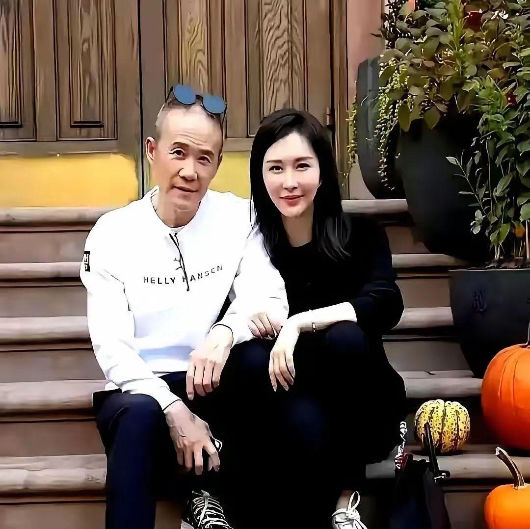 王石74岁了，还在操心女儿结不结婚。他女儿王蔚蓝46岁，手里握着220亿的蔚蓝锂